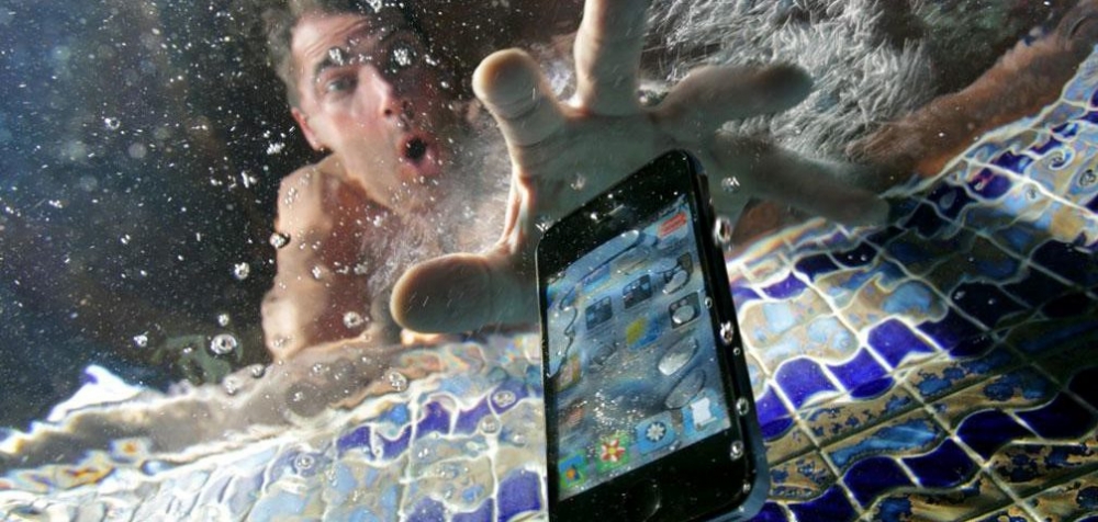 ¿Qué hacer si tu dispositivo móvil se moja?